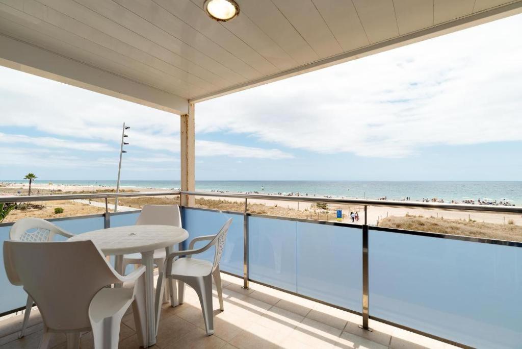 Apartamentos Denis Castelldefels Zewnętrze zdjęcie